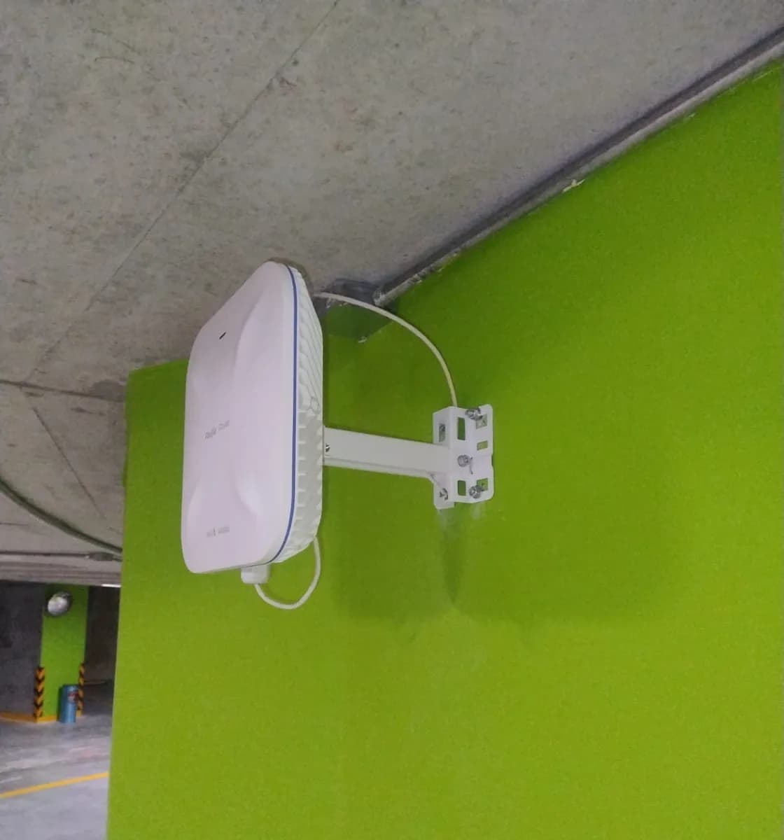 Access point WiFi instalado en el estacionamiento de un desarrollo vertical