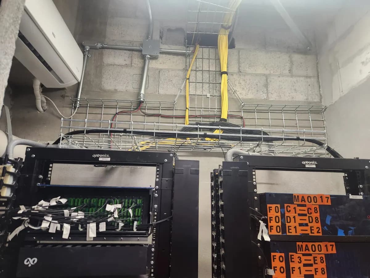 Charolas de canalización con backbone de fibra y cableado hacia los racks