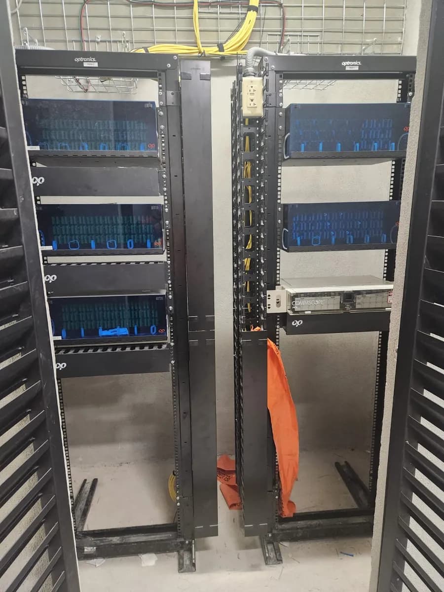 Cuarto de telecomunicaciones con dos racks de distribución óptica