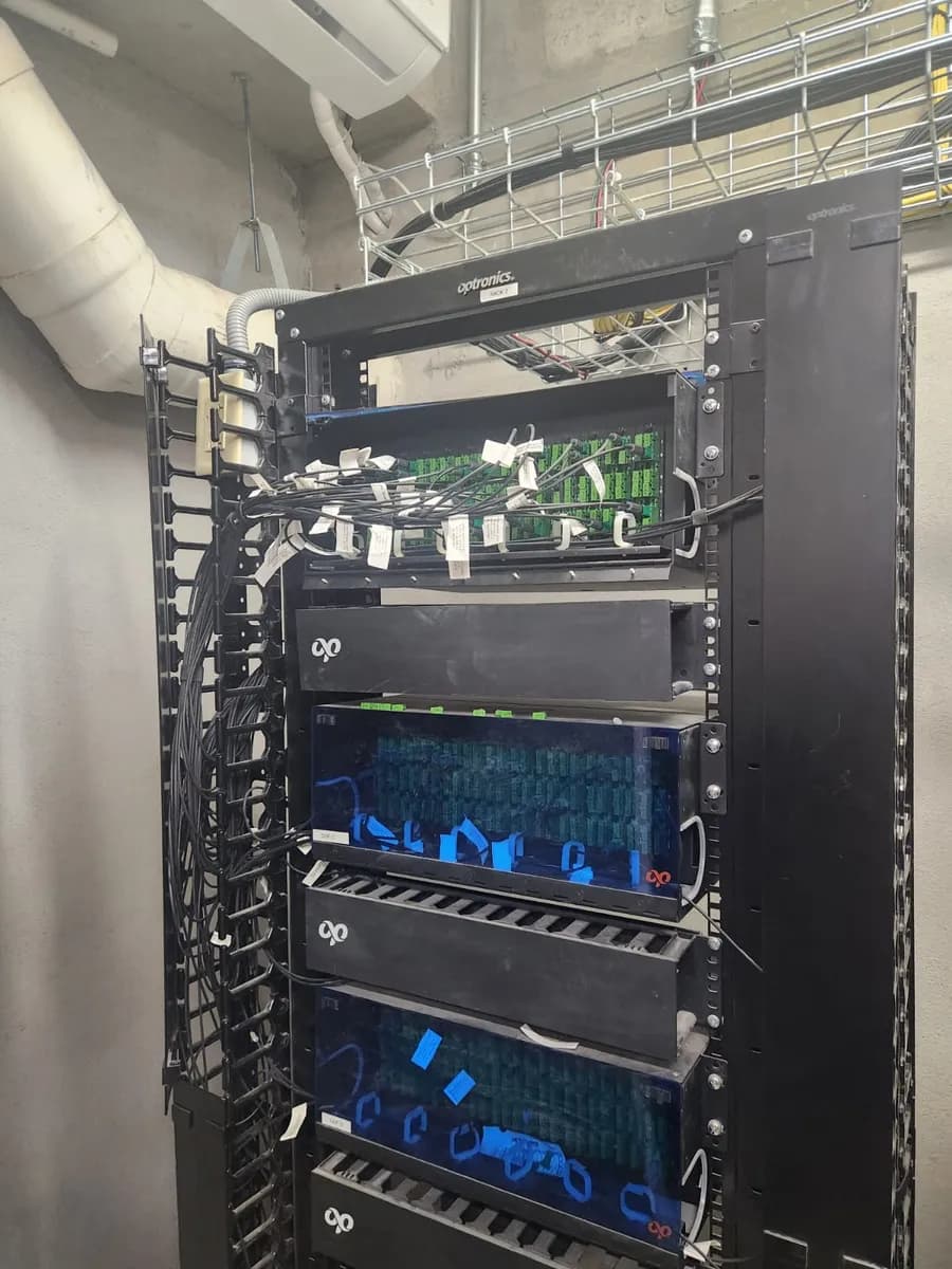 Rack con patch cords de fibra etiquetados y distribuidores ópticos