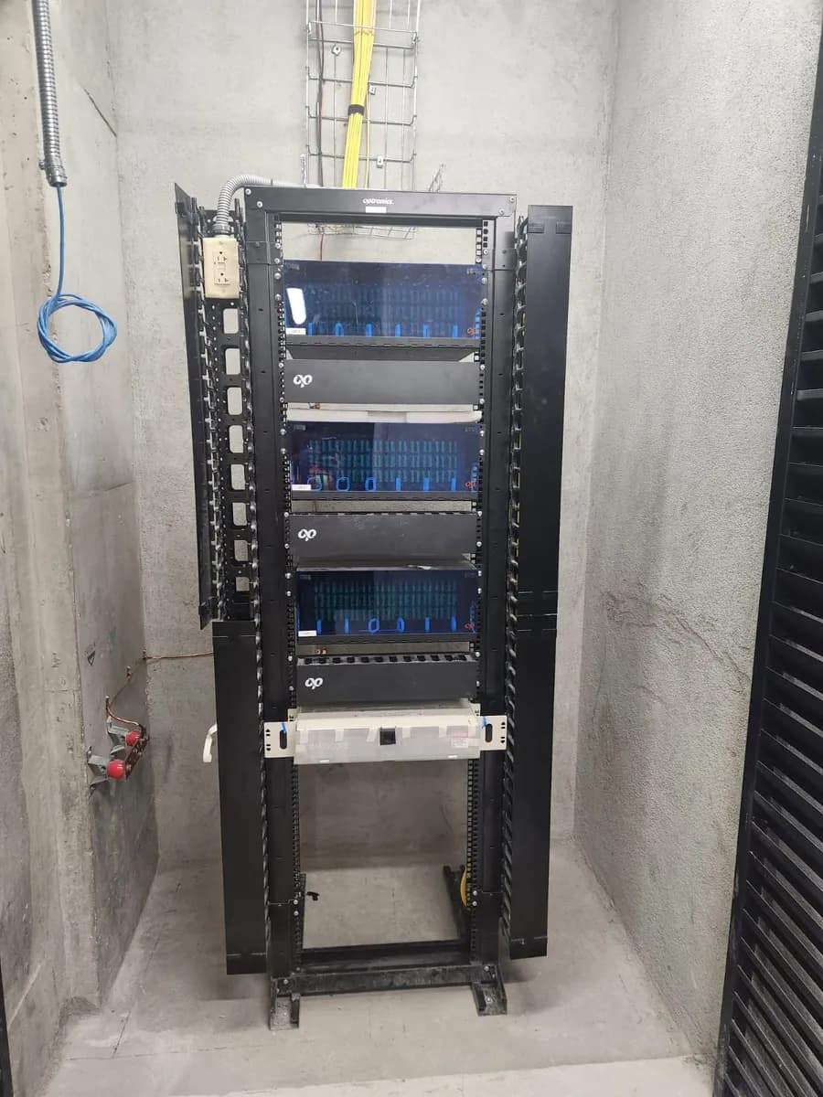 Rack de piso con distribuidores ópticos y organizadores verticales de cableado