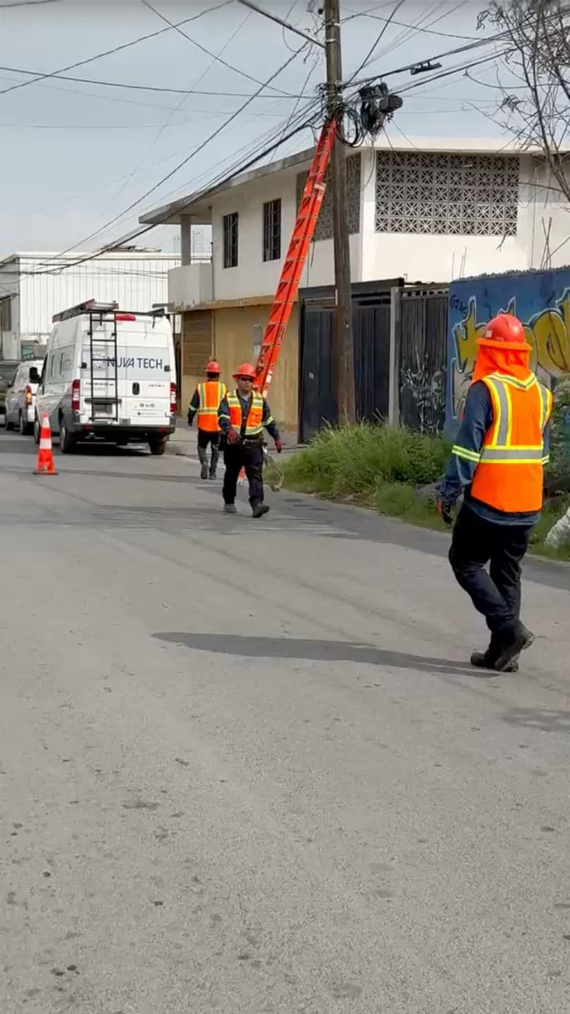 Cuadrilla de técnicos de NuvaTech preparando trabajos de fibra óptica en vía pública