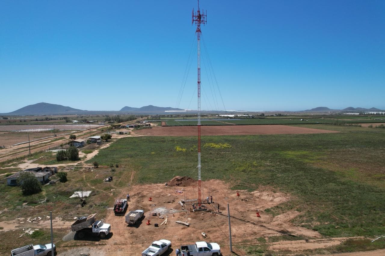 Torre arriostrada de telecomunicaciones instalada en una zona rural