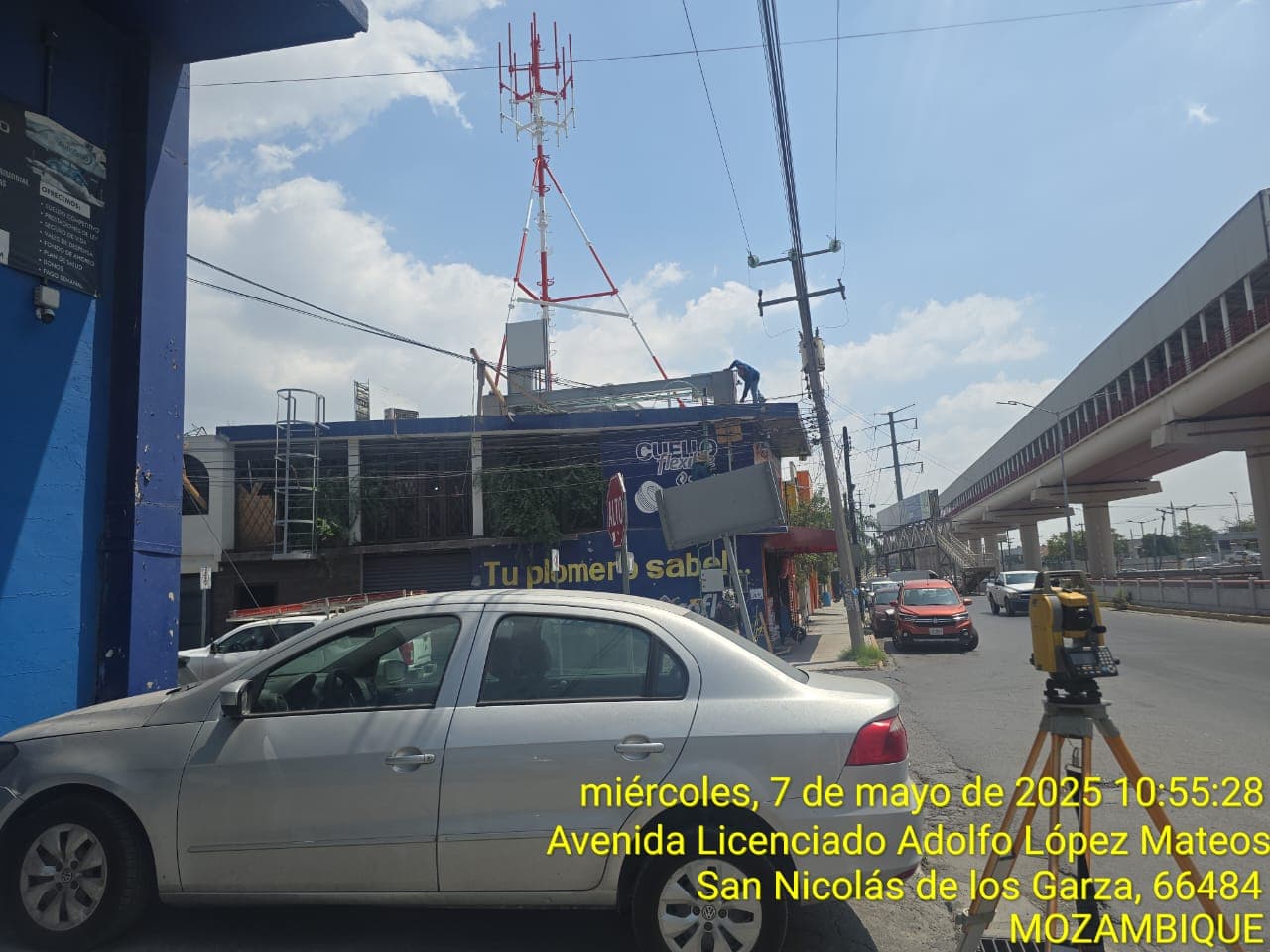 Torre de telecomunicaciones en un entorno urbano