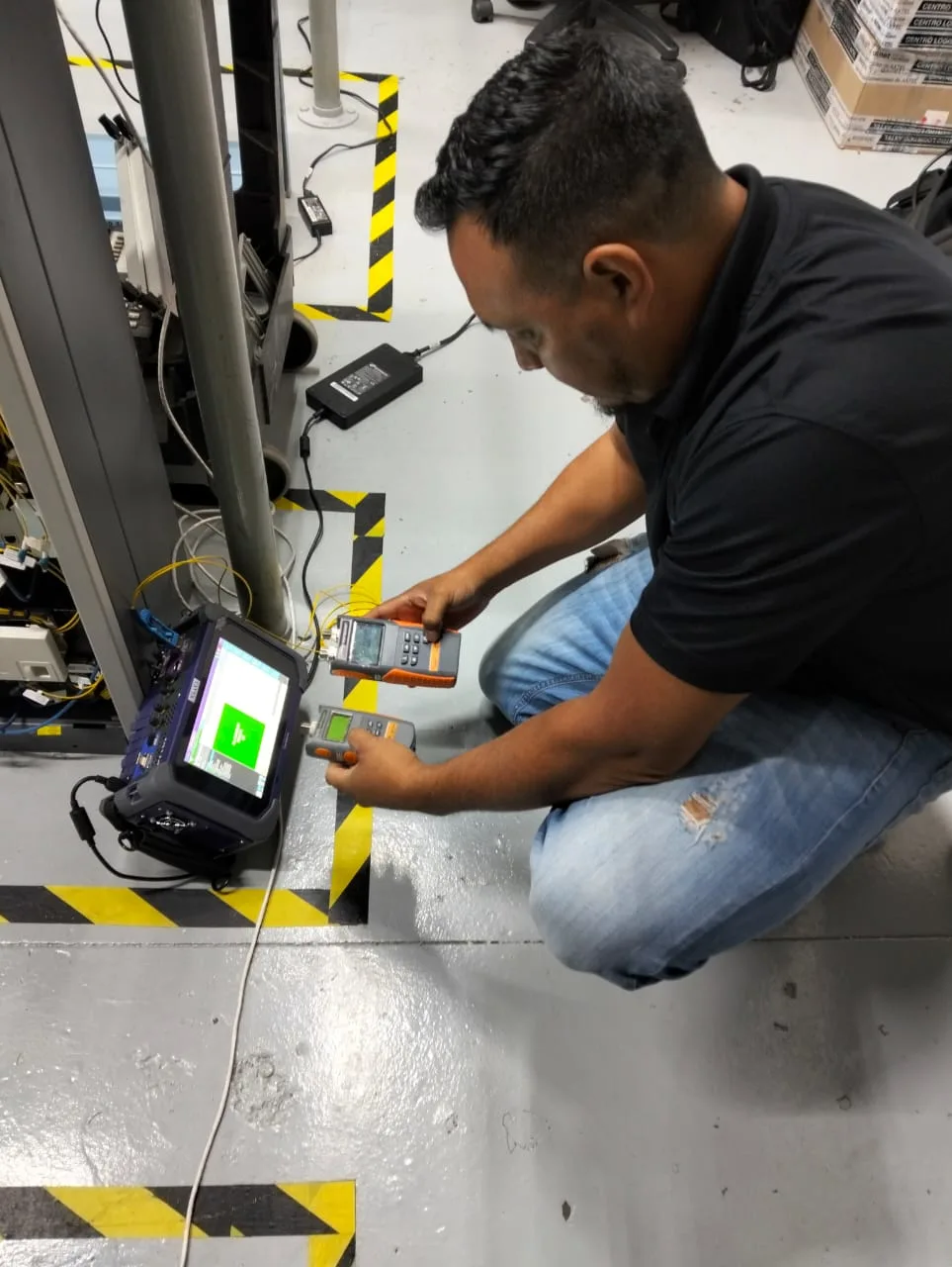 Ingenieros trabajando en centro de datos
